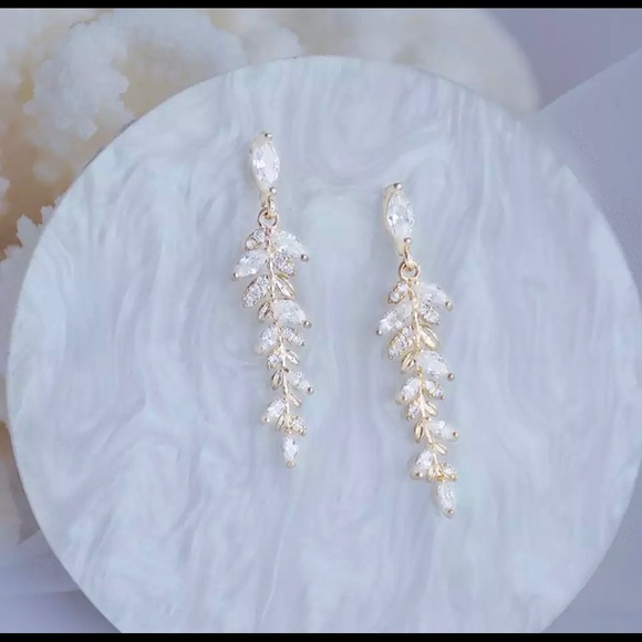 New 18k Gold Diamond Leaves Earrings - Picture 3 of 8